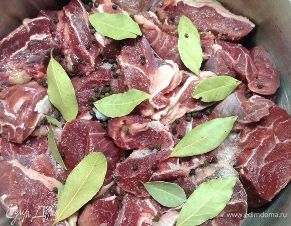 Соль, перец горошком и много лаврового листа.