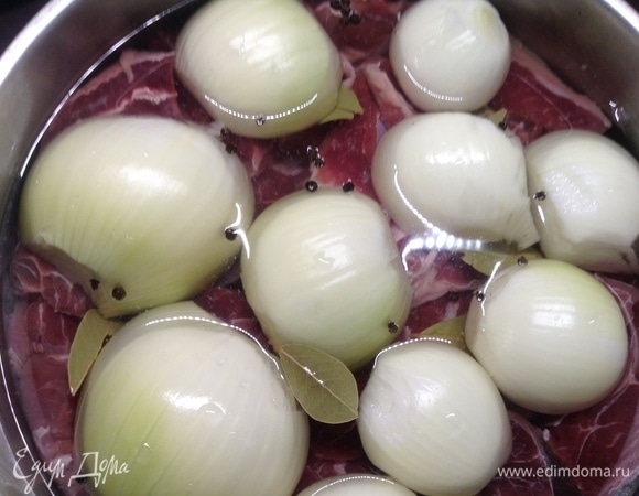 Заливаем холодной водой так, чтобы она только мясо покрыла на 1–2 сантиметра.