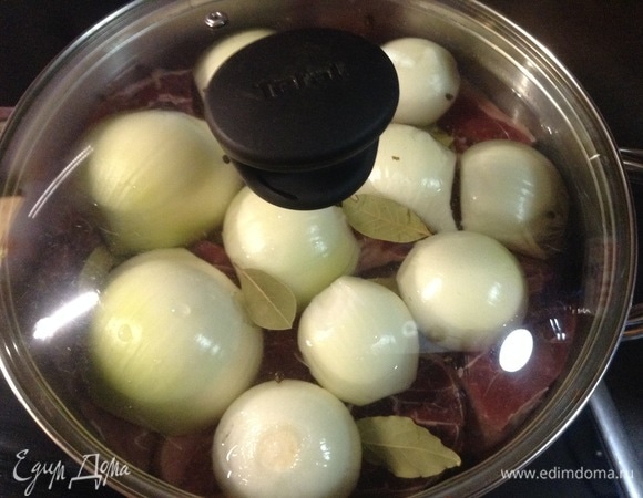 В общем-то и все) Крышкой плотно закрываем, и на огонь, сперва сильный, пока не начнет закипать. Как только первые пузырьки пойдут, огонь ставим на самый-самый малый ход) Я это называю «бульк». То есть в прямом смысле — даже не «бульк-бульк», а только «бульк»)