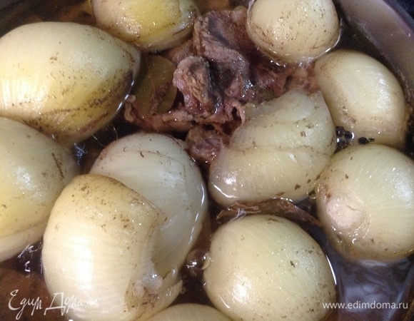 Открыли, вдохнули, слово заветное, конечно же) Лук отжали в тарелке, сок обратно в кастрюлю отправили, лук выкинули. И в духовку так с открытой крышкой и ставим при 250°C на минут 30, а потом еще минут 10 на гриле, если есть.