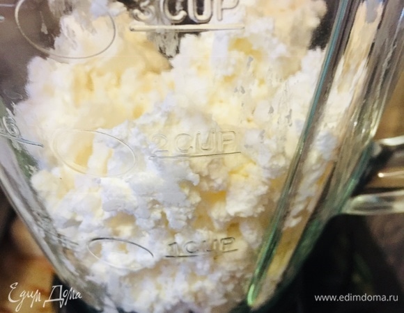 Творог перетереть через мелкое сито или измельчить при помощи блендера, это придаст пончикам нежность.