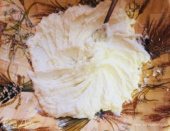 Переложить творог из блендера в миску и добавить сахар, перемешать.