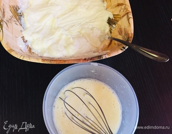 Взбить венчиком яйца.