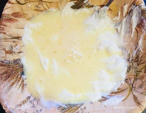 Яйца добавить в творог и перемешать до однородной массы.