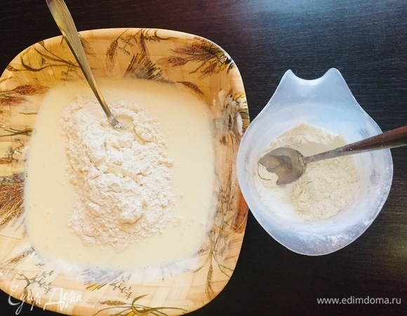 Муку насыпаем в творог постепенно, постоянно помешивая.
