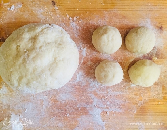 Замешиваем тесто, чтобы слегка прилипало к рукам. Отщипываем тесто и ладошками катаем шарики. Шарики не должны быть большими, так как не пропекутся, маленькие тоже не стоит делать — будут очень сухими. Шарики должны быть среднего размера.