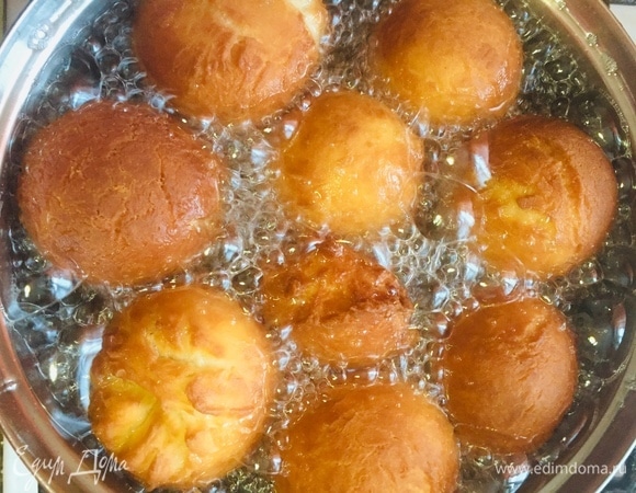 Пончики жарим на среднем огне до ярко-золотистой корочки.