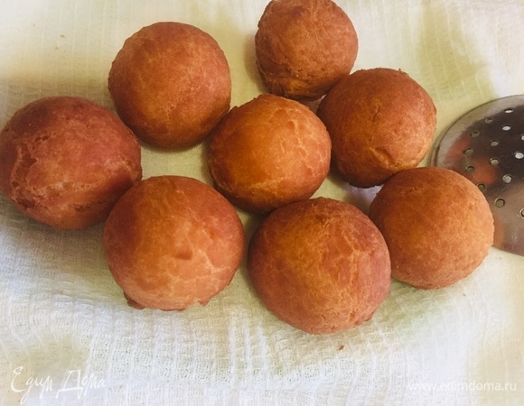 Готовые пончики выкладываем на салфетку, чтоб стекло масло.