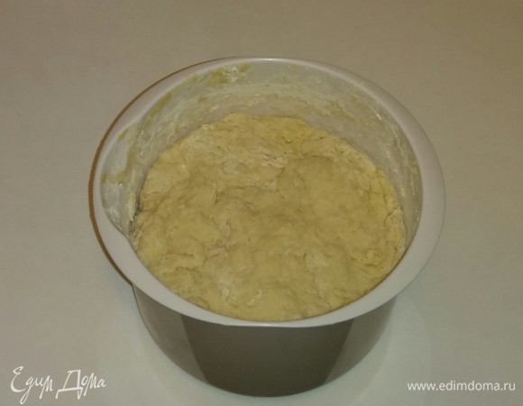 В глубокую емкость просеиваем частями муку, добавляем кефир, а затем к ним также по чуть-чуть добавляем соль и сахар. Перемешиваем все вместе. И так повторяем, пока не используем весь объем кефира и муки, сахара и соли. В итоге тесто должно быть мягким и не должно прилипать к рукам (если тесто все же прилипает к рукам, то нужно добавить еще чуть-чуть муки). Я перемешиваю тесто столовой ложкой, но в конце, когда уже весь объем ингредиентов использован, перемешиваю руками.