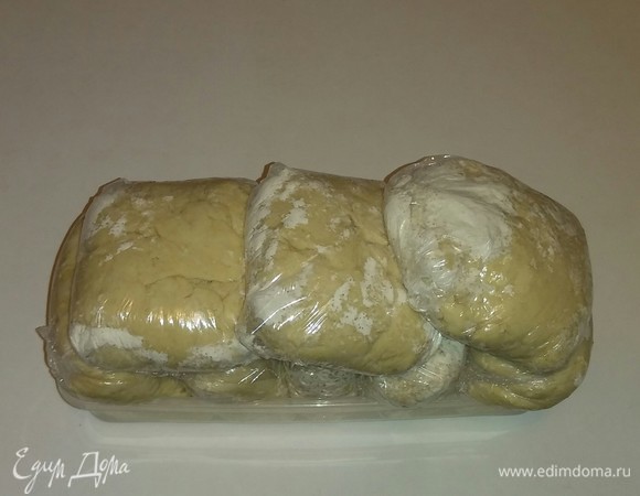 Получившегося количества теста хватает для приготовления 9 пицц (у меня диаметр формы для приготовления пиццы составляет 26 сантиметров). Делим тесто на части (я отщипываю часть теста рукой, и этого количества хватает для приготовления одной пиццы; вес одной части — около 240–250 г). Одну часть можно использовать сразу. Пищевую пленку отрезаем по количеству получившего теста для будущих пицц. И все части теста заворачиваем в пищевую пленку, посыпанную мукой, и убираем для дальнейшего хранения в морозилку. Это тесто очень хорошо хранится длительное время в морозилке. Приятного аппетита!