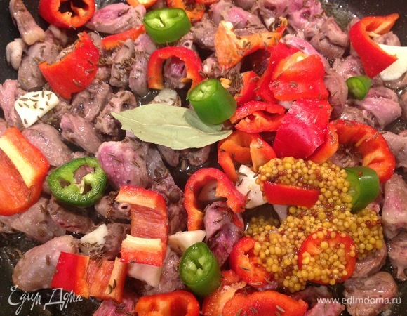 Нарезать перец чили, сладкий перец, чеснок. Горчицу, лавровый лист, соль, тмин — все добавить в сковородку, перемешать. Жарить минут 5.