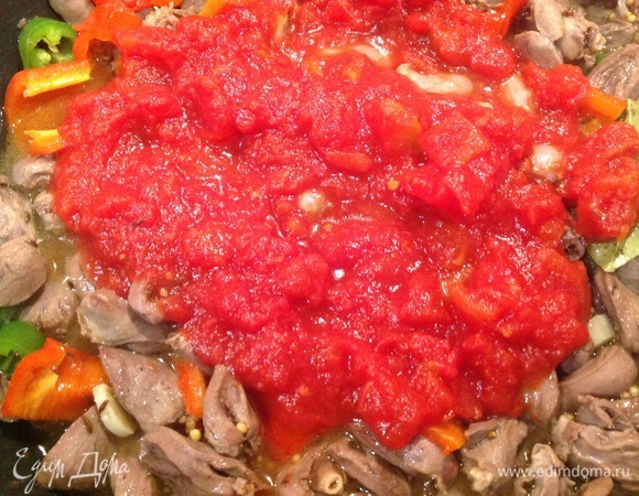 Добавить томатное пюре, сливки. Накрыть крышкой. Тушить минут 20–30.