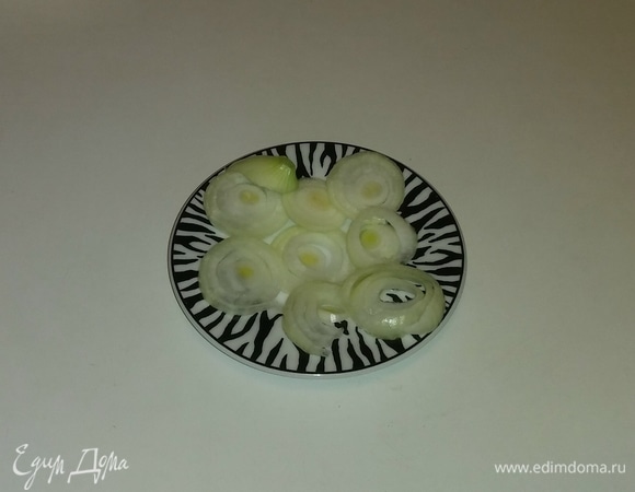 Готовим начинку для пиццы. Режем лук кольцами.