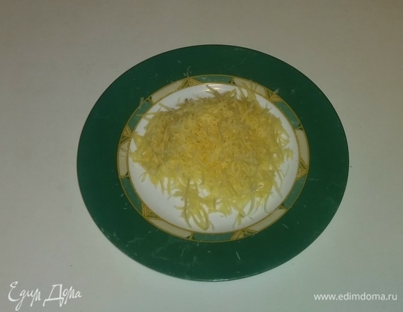 Трем сыр на крупной терке.