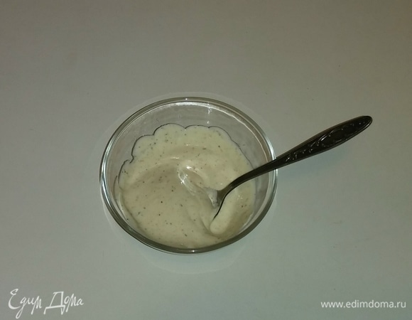 Дальше готовим соус. Для этого смешиваем майонез и приправу для пиццы вместе.