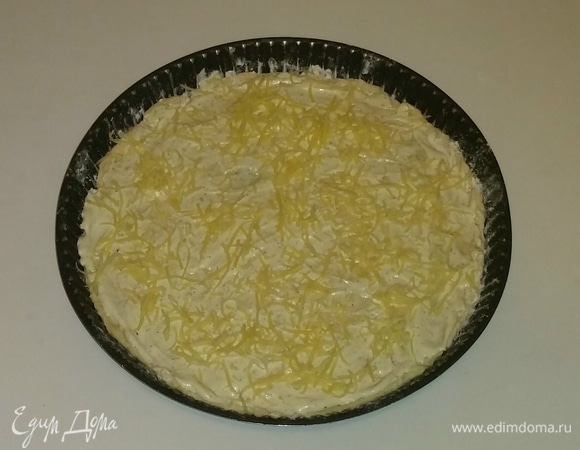 Смазываем тесто соусом и кладем сыр.