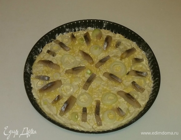 Выкладываем на сыр лук и селедку. Ставим форму с пиццей в разогретую до 200°C духовку на 20 минут (температура и время приготовления зависит от духовки). Приятного аппетита!