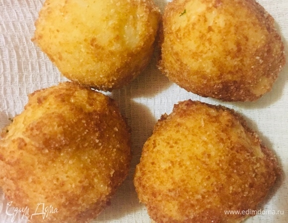 Готовые шарики выкладываем на салфетку, чтобы салфетка впитала лишнее масло.