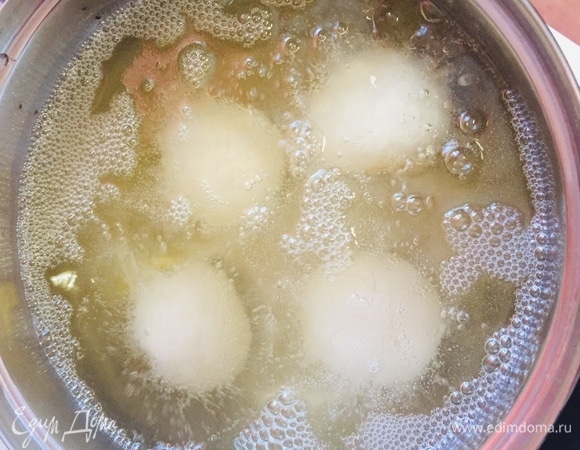 Ставим на средний огонь сотейник с маслом и нагреваем масло. Когда масло нагреется, опускаем в него наши шарики и жарим до золотистой корочки.