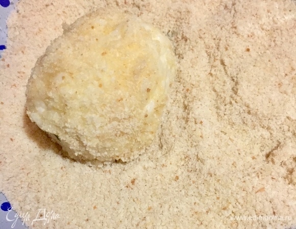 Шарик окунуть в яйцо и обвалять в сухарях.