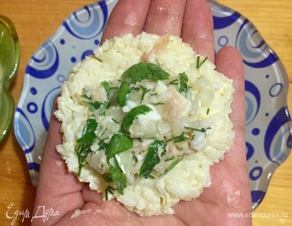 В середину положить начинку из тунца.