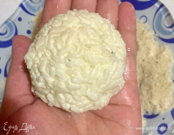 Обернуть рисом начинку, сделать шарик.