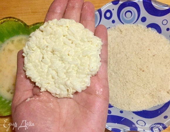 Из риса сделать плоскую лепешку.