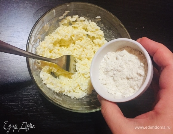 В отварной рис добавить майонез, муку, соль, перемешать.