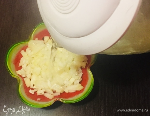 Нарезать мелко лук и ошпарить кипятком.