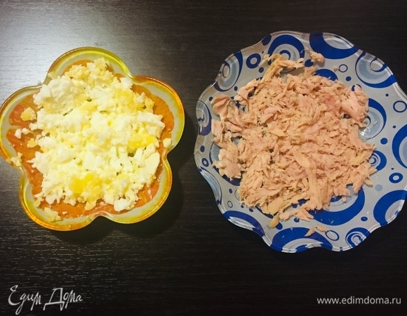 Вилкой размять тунца и яйца.