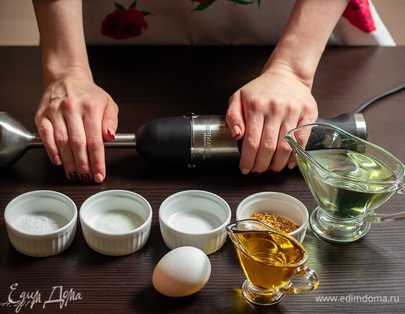 Итак, для домашнего соуса нам понадобится: одно яйцо, горчица (у меня дижонская), масло (растительное рафинированное и оливковое), уксус 6%, соль и сахар по вкусу.