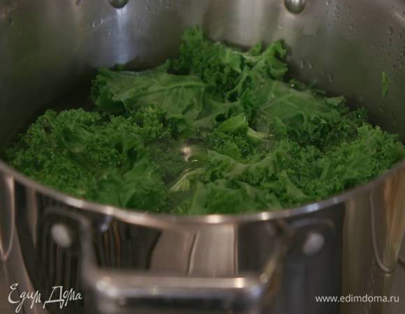Листья кейла, вырезав грубые черенки, опустить в кипящую воду, добавить чеснок, посолить и бланшировать 5 минут.