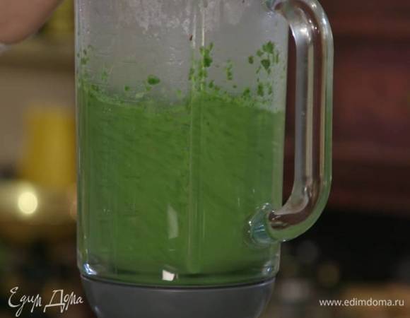 Отваренный кейл вместе с чесноком и небольшим количеством воды, в которой листья варились, поместить в блендер, добавить раскрошенный пальцами пеперончино, влить оливковое масло и взбить все в гладкое пюре.