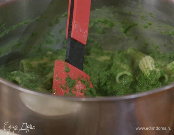 В горячие макароны выложить пюре из кейла, все перемешать и выложить на блюдо, добавить половину натертого сыра и еще раз все перемешать.