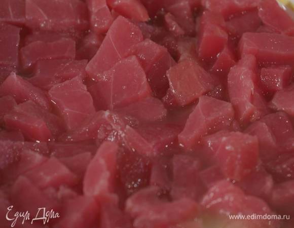 Тунца нарезать небольшими кубиками, выложить в глубокую посуду, полить лимонным соком и половиной сока лаймов и дать постоять.