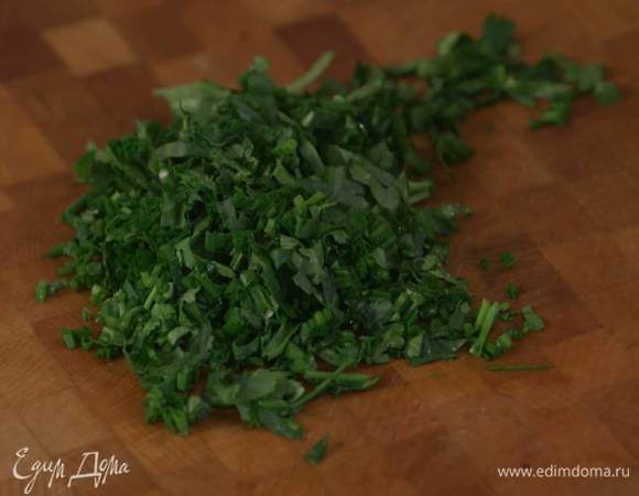 Кинзу и шнитт-лук порезать очень мелко.
