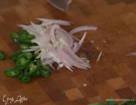 Шалот почистить, нарезать очень тонкими полукольцами, залить половиной оставшегося сока лаймов и дать постоять.