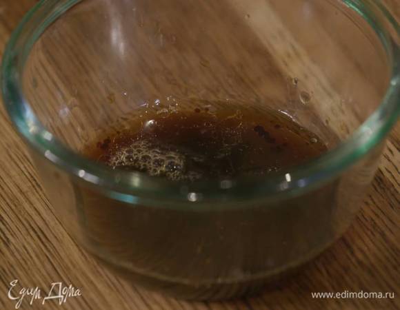 Приготовить заправку: соевый соус соединить с кунжутным маслом, кленовым сиропом и рыбным соусом, влить оставшийся сок лаймов.