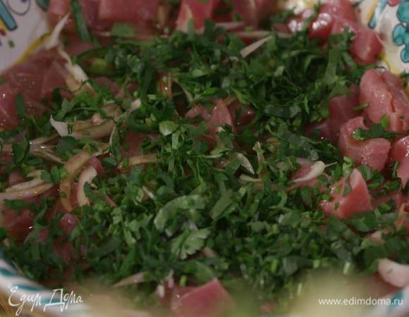 Тунца промокнуть бумажным полотенцем, выложить к нему перец чили, шалот вместе с лаймовым соком, полить все заправкой и посыпать измельченной кинзой и шнитт-луком.