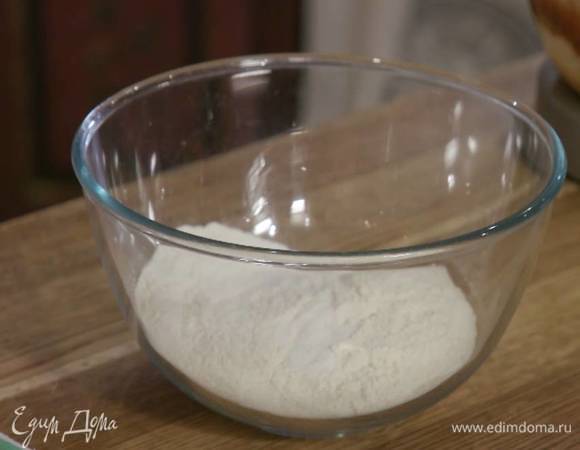 Муку перемешать с содой и разрыхлителем.
