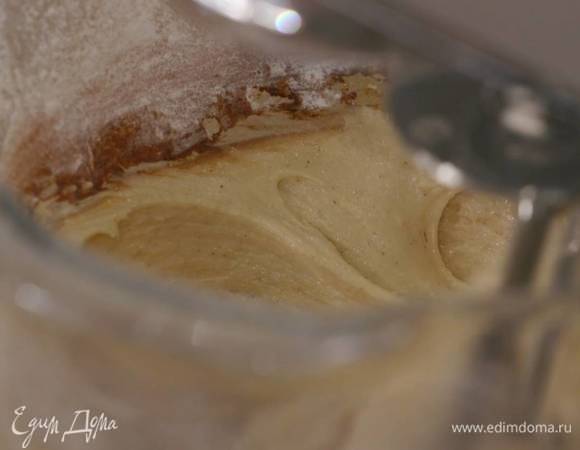 В чаше комбайна соединить 130 г сахара и 2 яйца, вымешать все на высокой скорости, затем, не выключая комбайн, влить 120 мл растительного масла, добавить ванильный сахар, корицу, соль, всыпать половину муки с разрыхлителем и содой, понизить скорость и все вымешать.