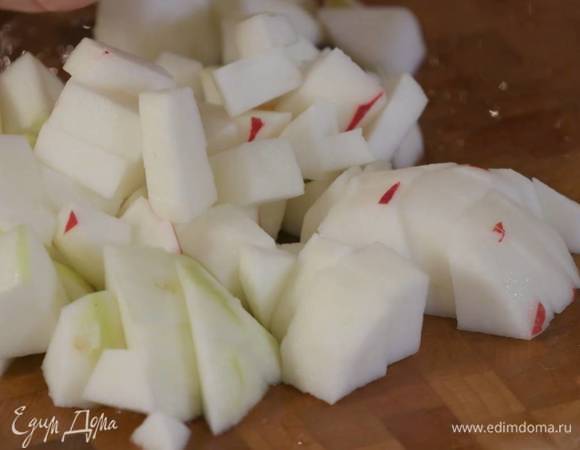 Яблоки очистить от кожуры и сбрызнуть лимонным соком, затем нарезать небольшими кубиками и добавить в чашу комбайна.