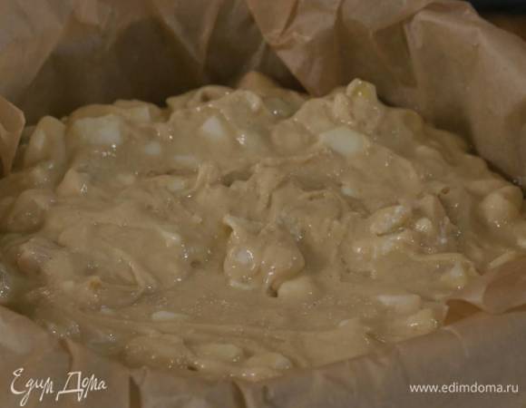 Форму для выпечки выстелить бумагой, смазанной оставшимся растительным маслом, равномерно выложить тесто и выпекать пирог 50‒60 минут.