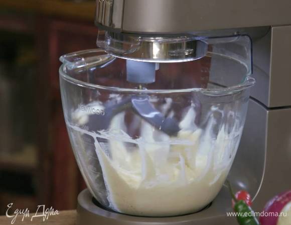 Приготовить крем: в чаше комбайна соединить 80 г сахара, кленовый сироп, предварительно размягченное сливочное масло и сливочный сыр, вымешать все на небольшой скорости.