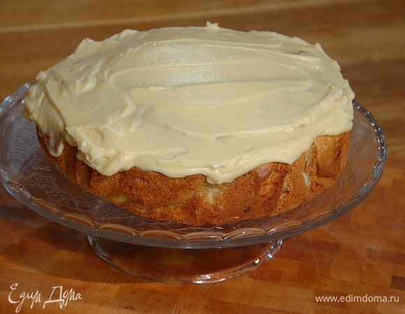 Готовый пирог остудить и смазать сливочным кремом.