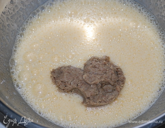 Включите духовку. Яйца взбейте с сахаром, добавьте пасту грецкого ореха (я ее сделала сама: перемолола грецкие орехи в блендере). Хорошо все перемешайте.