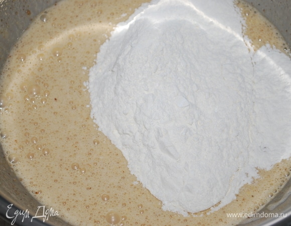 Муку перемешайте с разрыхлителем и добавьте все к тесту, перемешайте.