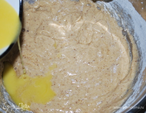 Добавьте растопленное масло к тесту, перемешайте все вместе.