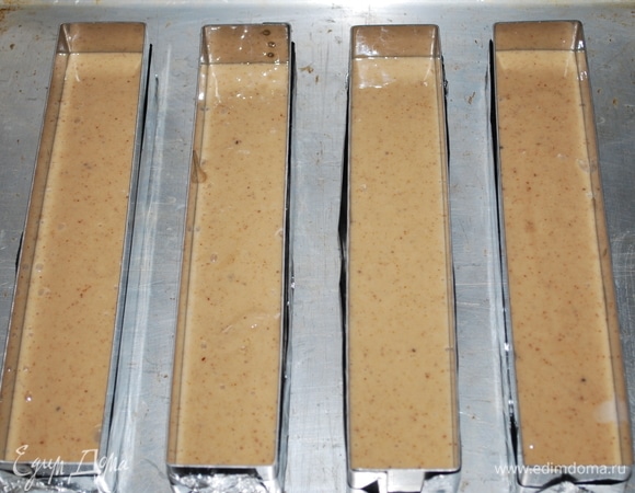 Налейте тесто в форму (у меня четыре формы размером 4х22х4 см). Можно кекс испечь в одной большой форме. Выпекайте в разогретой духовке при 170°C примерно 35 минут.