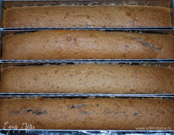 Когда кексы немного остынут, извлеките их из формы.